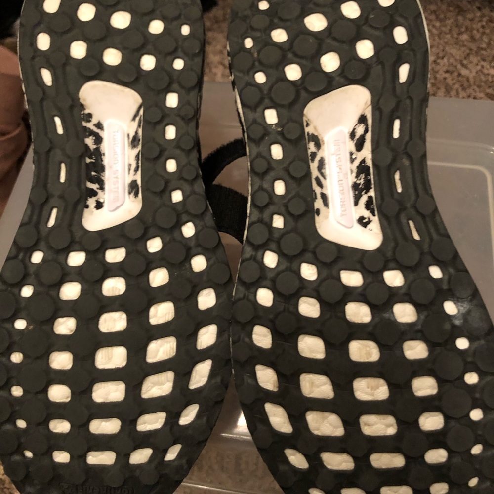 Adidas women’s tennis shoes